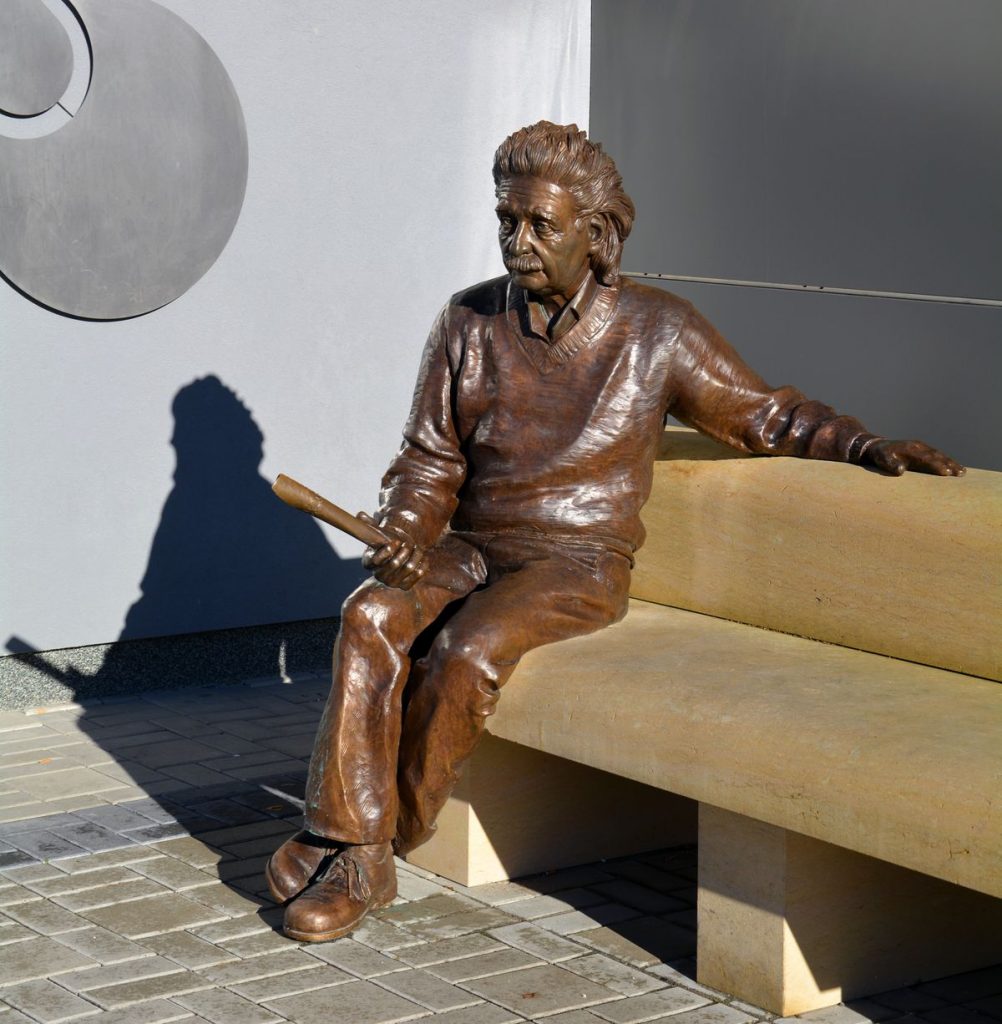 Albert Einstein na lavičce